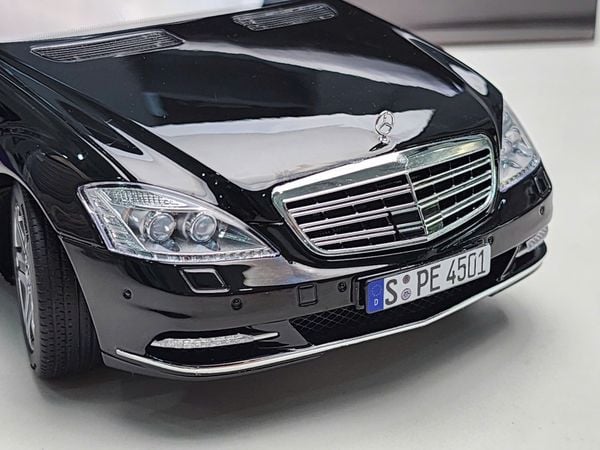 Xe Mô Hình Benz S-Class S600L 1:18 MotorHelix ( Obsidian Black / Brown )