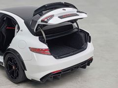 Xe Mô Hình Alfa Romeo Giulia GTAm 1:18 Motor Helix (Bianco Trofed)
