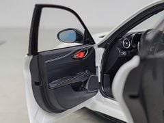 Xe Mô Hình Alfa Romeo Giulia GTAm 1:18 Motor Helix (Bianco Trofed)