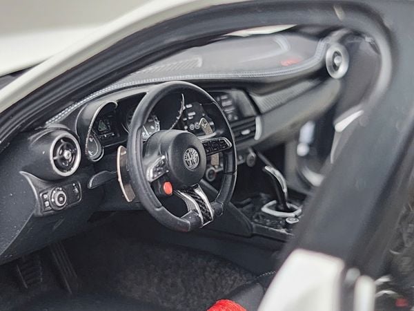 Xe Mô Hình Alfa Romeo Giulia GTAm 1:18 Motor Helix (Bianco Trofed)