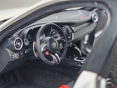 Xe Mô Hình Alfa Romeo Giulia GTAm 1:18 Motor Helix (Bianco Trofed)