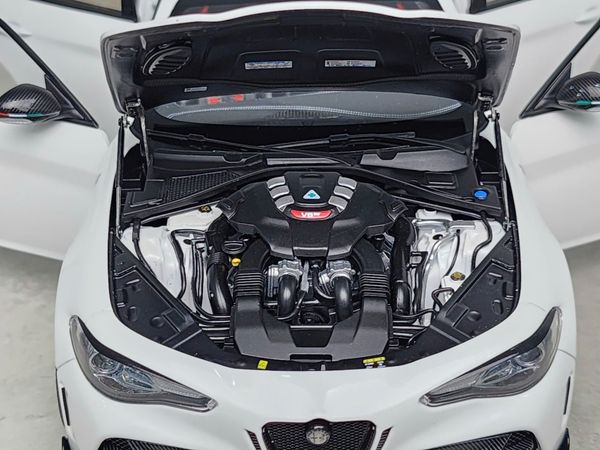 Xe Mô Hình Alfa Romeo Giulia GTAm 1:18 Motor Helix (Bianco Trofed)