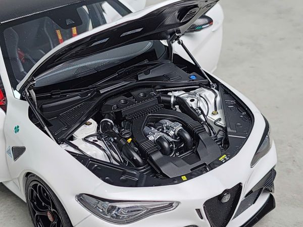 Xe Mô Hình Alfa Romeo Giulia GTAm 1:18 Motor Helix (Bianco Trofed)