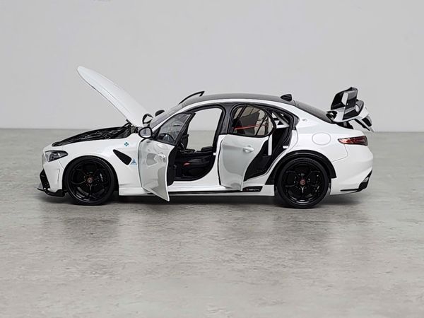 Xe Mô Hình Alfa Romeo Giulia GTAm 1:18 Motor Helix (Bianco Trofed)