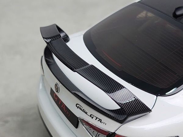 Xe Mô Hình Alfa Romeo Giulia GTAm 1:18 Motor Helix (Bianco Trofed)