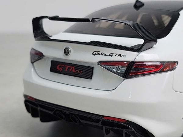 Xe Mô Hình Alfa Romeo Giulia GTAm 1:18 Motor Helix (Bianco Trofed)