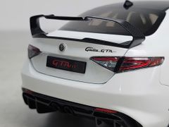 Xe Mô Hình Alfa Romeo Giulia GTAm 1:18 Motor Helix (Bianco Trofed)