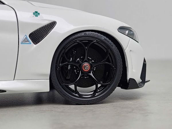 Xe Mô Hình Alfa Romeo Giulia GTAm 1:18 Motor Helix (Bianco Trofed)