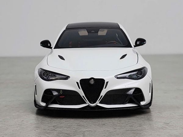 Xe Mô Hình Alfa Romeo Giulia GTAm 1:18 Motor Helix (Bianco Trofed)