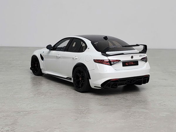 Xe Mô Hình Alfa Romeo Giulia GTAm 1:18 Motor Helix (Bianco Trofed)