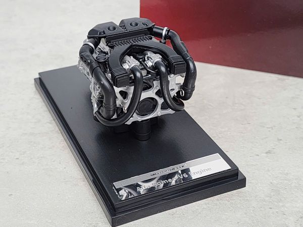 Xe Mô Hình Alfa Romeo Giulia GTAm 1:18 Motor Helix (Bianco Trofed)