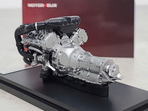 Xe Mô Hình Alfa Romeo Giulia GTAm 1:18 Motor Helix (Bianco Trofed)