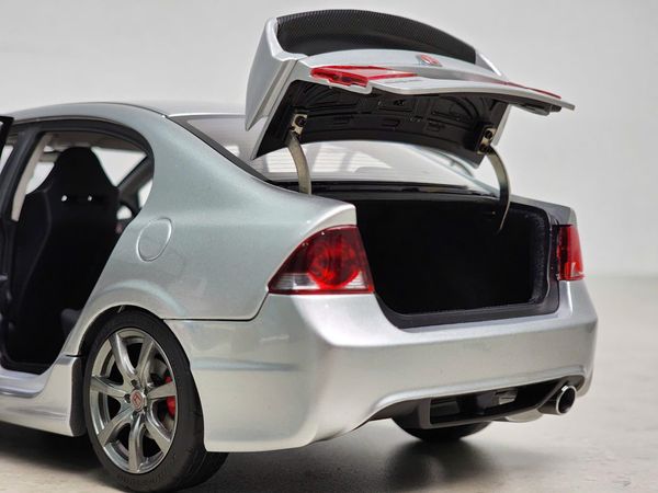 Xe Mô Hình Honda Civic Type R (FD2) 2007 Early Version 1:18 Motor Helix (Super Platinum Silver Metalic)