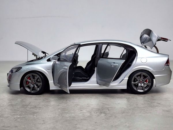 Xe Mô Hình Honda Civic Type R (FD2) 2007 Early Version 1:18 Motor Helix (Super Platinum Silver Metalic)