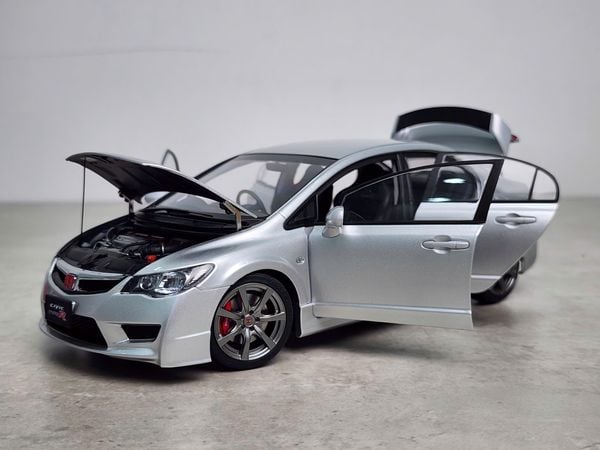 Xe Mô Hình Honda Civic Type R (FD2) 2007 Early Version 1:18 Motor Helix (Super Platinum Silver Metalic)