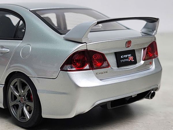 Xe Mô Hình Honda Civic Type R (FD2) 2007 Early Version 1:18 Motor Helix (Super Platinum Silver Metalic)