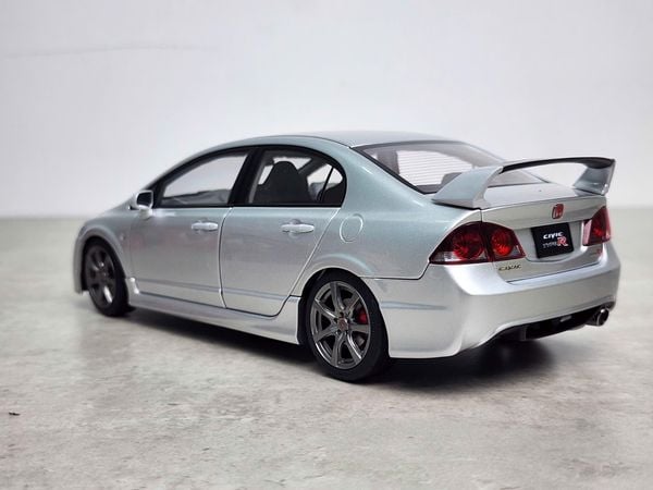 Xe Mô Hình Honda Civic Type R (FD2) 2007 Early Version 1:18 Motor Helix (Super Platinum Silver Metalic)