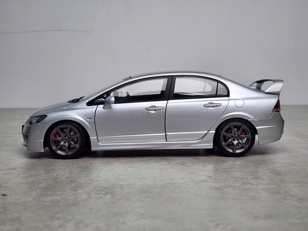 Xe Mô Hình Honda Civic Type R (FD2) 2007 Early Version 1:18 Motor Helix (Super Platinum Silver Metalic)