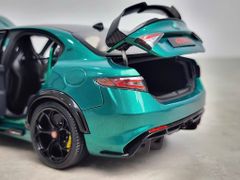 Xe Mô Hình Alfa Romeo Giulia GTAm 1:18 Motor Helix (Montreal Green)