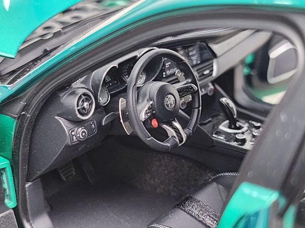 Xe Mô Hình Alfa Romeo Giulia GTAm 1:18 Motor Helix (Montreal Green)