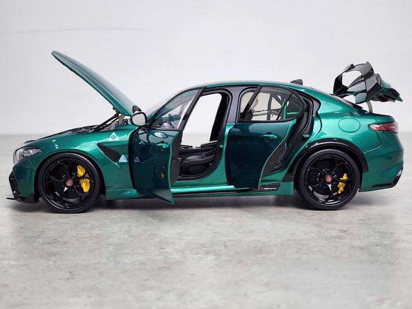Xe Mô Hình Alfa Romeo Giulia GTAm 1:18 Motor Helix (Montreal Green)