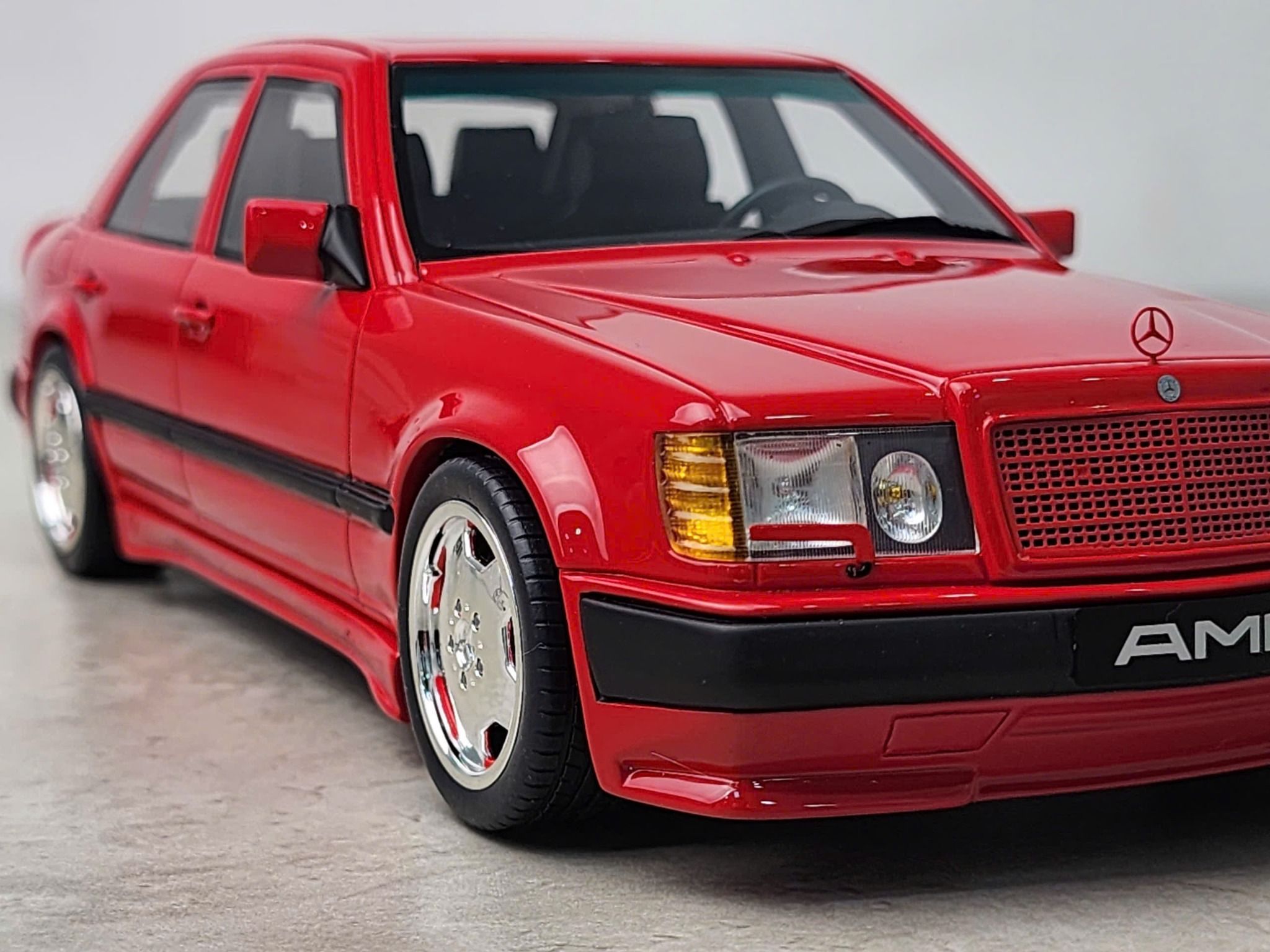Mercedes W124 300E 6.0 AMG rouge véhicule miniature OT1104
