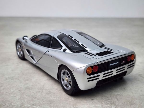 Xe Mô Hình McLaren F1 1:18 LCD ( Silver )