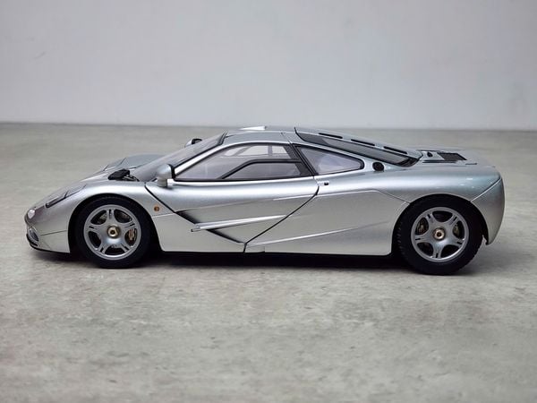Xe Mô Hình McLaren F1 1:18 LCD ( Silver )