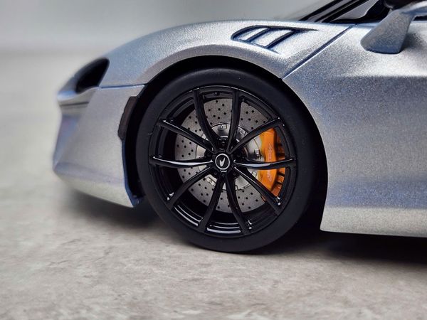Xe Mô Hình MCLaren Artura 1:18 GTSpirit ( Bạc )