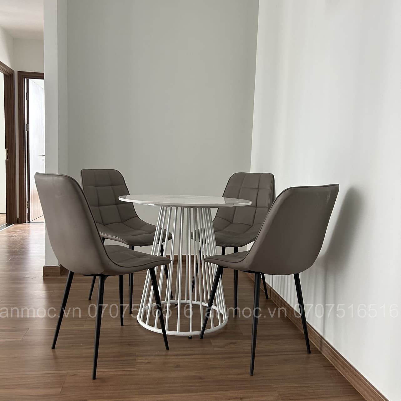 Bộ Bàn Tròn 4 Ghế Chữ L