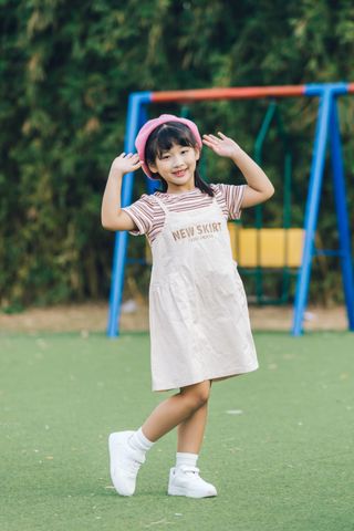Váy yếm kaki liền áo thun gân kẻ sọc bé gái Rabity 956.001