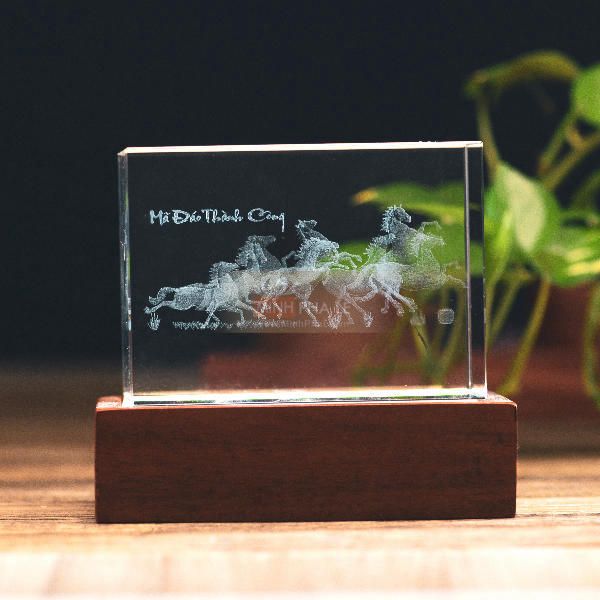 Khối pha lê 3d mã đáo thành công đế gỗ led (3 Size)
