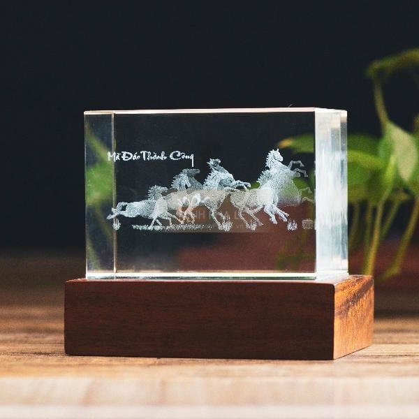 Khối pha lê 3d mã đáo thành công đế gỗ led (3 Size)