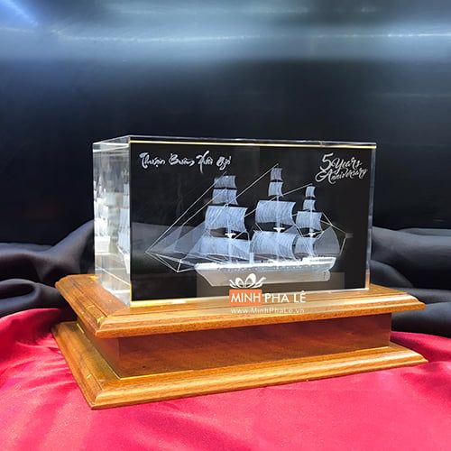 Khối Pha Lê 3D Thuận Buồm Xuôi Gió VIP Đế Gỗ Led