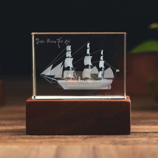 Khối pha lê 3d thuận buồm xuôi gió đế gỗ led (3 Size)