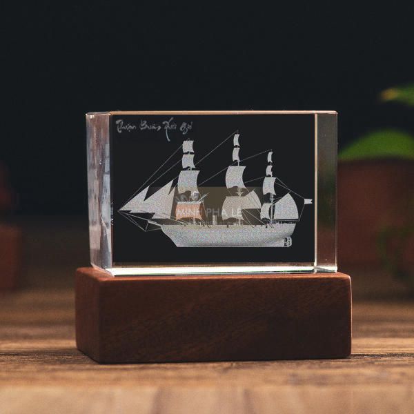 Khối pha lê 3d thuận buồm xuôi gió đế gỗ led (3 Size)