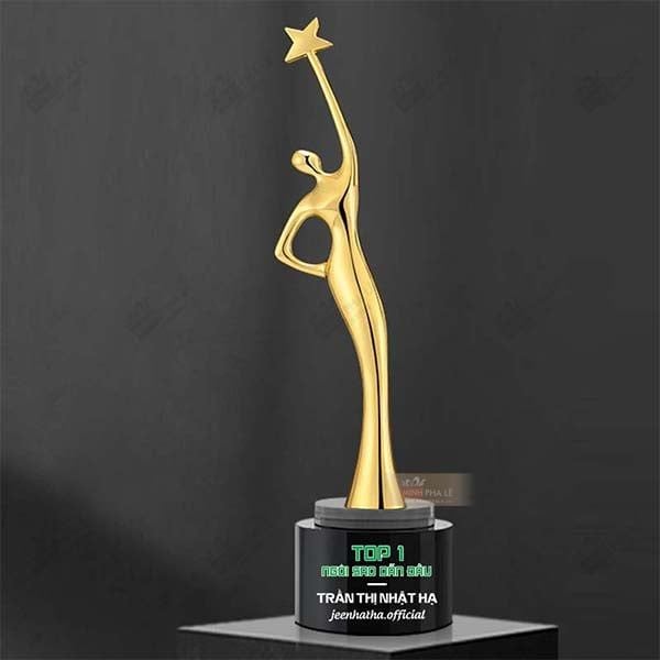 Cúp vinh danh nhân viên xuất sắc KL008