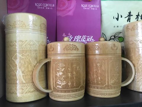 LY TRÀ TRE CHẠM KHẮC THỦ CÔNG CÓ NẮP ĐẬY