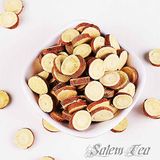 Bát sứ trắng đựng cam thảo lát mỏng, các lát cam thảo được sắp xếp gọn.