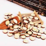 Các lát cam thảo khô đổ từ một muôi tre, cạnh đó là rổ tre nhỏ.