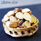 Rổ mây nhỏ đựng các lát cam thảo khô, được sắp xếp ngăn nắp và trang trí.