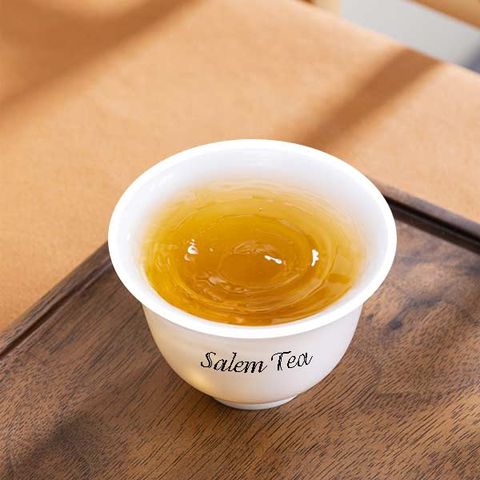 “Chén trà Trà Chính Nham Đại Hồng Bào với màu nước vàng trong và vị trà ngọt hậu”