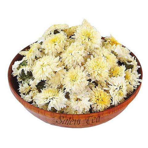 Hình ảnh bát gỗ chứa đầy hoa cúc trắng, tôn lên vẻ mộc mạc và tự nhiên của sản phẩm.