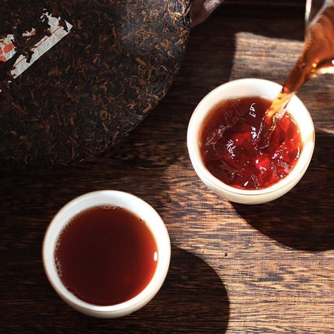 Trà phổ nhĩ chín Lão Ban Chương Hoàng Gia năm 2018 bánh 357g