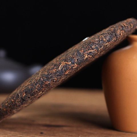 Trà phổ nhĩ chín Lão Ban Chương Hoàng Gia năm 2018 bánh 357g