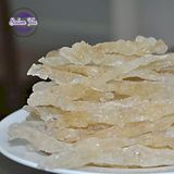 Mủ trôm nguyên chất đặt trên đĩa sứ trắng