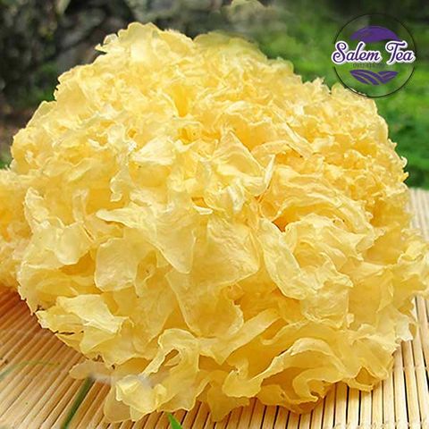 một bông nấm tuyết vàng đặt trên bàn tre