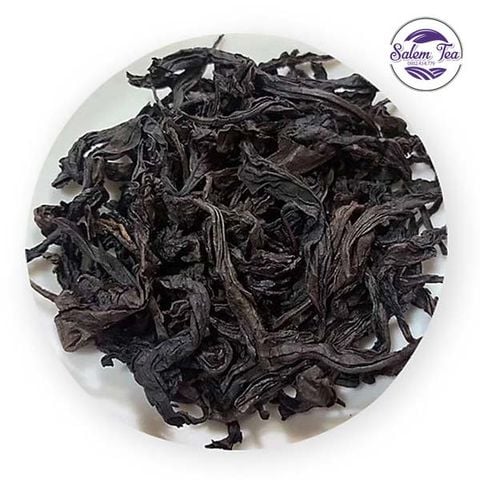 lá trà 3 gói nhỏ nham trà lão tùng thủy tiên đặt trong đĩa sứ nhỏ
