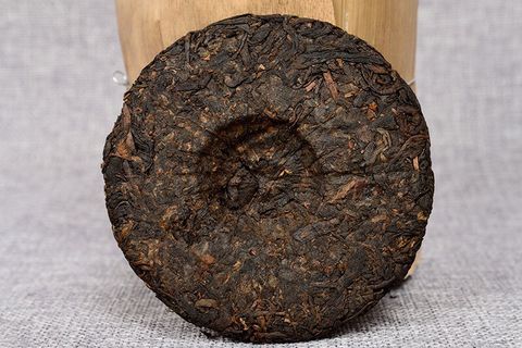 Trà phổ nhĩ chín chồi vàng Vân Nam năm 2014 bánh 100g