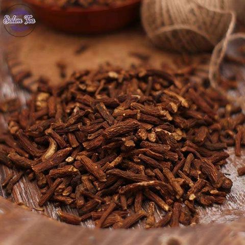 “Rễ Bồ Công Anh tự nhiên được bày trên nền gỗ đẹp mắt”